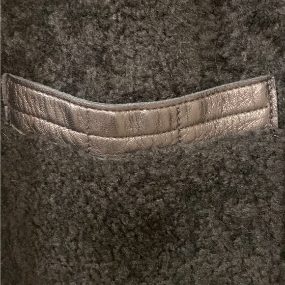 Chanel
Shearling jacket - Picture 5 of 15